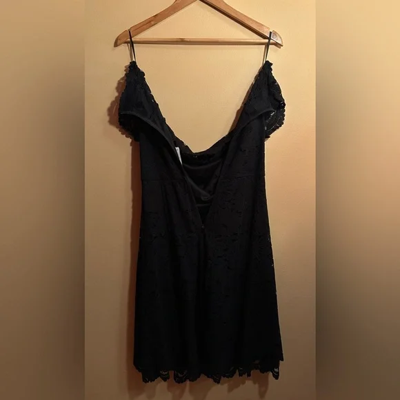 le chateau black lace dress - Picture 7 of 8